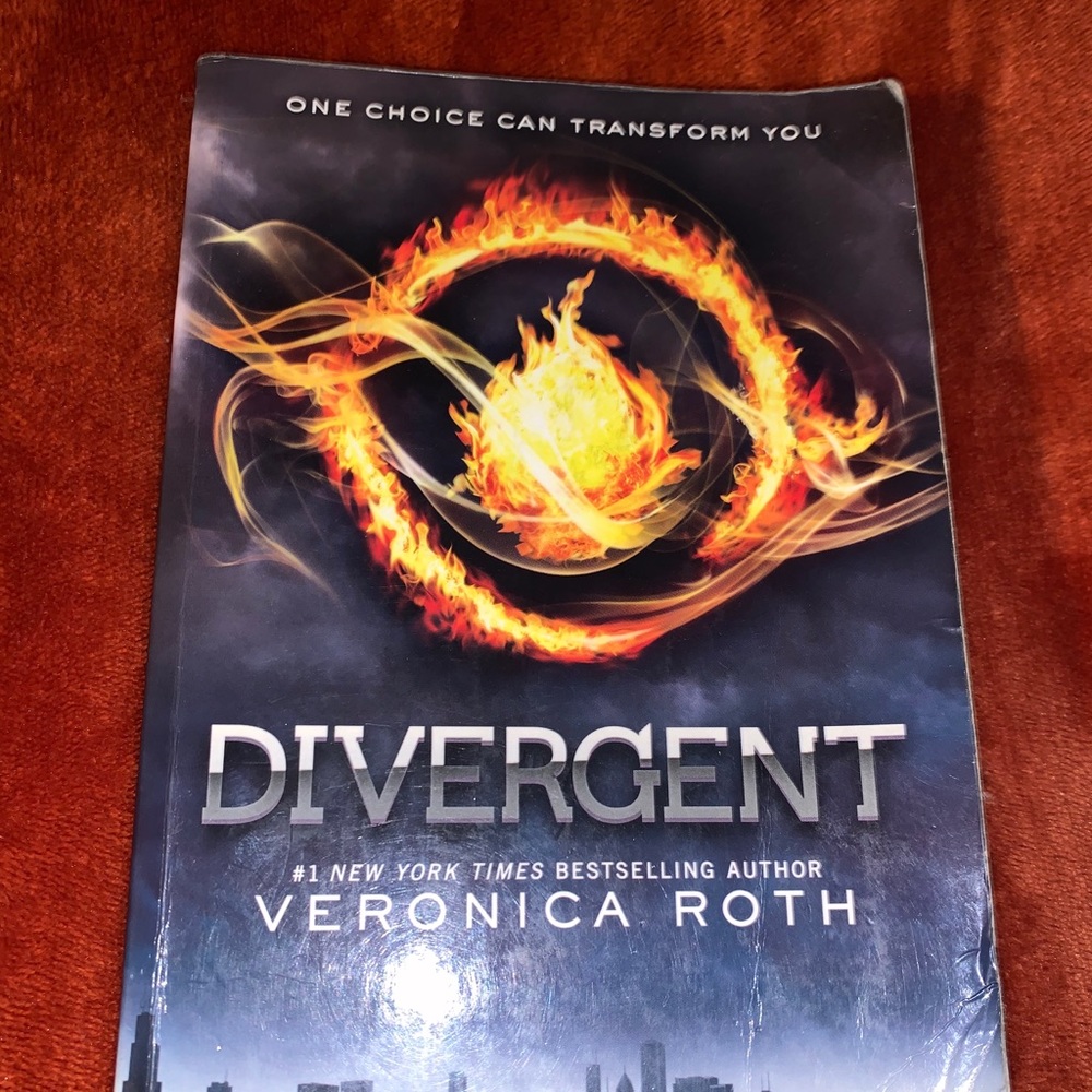 Divergent by Veronica Roth book